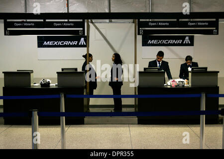 Apr 28, 2009 - Los Angeles, Californie, USA - Le comptoir des billets Mexicana Airlines est déserte à Bradley Terminal de l'Aéroport International de Los Angeles (LAX) Le 28 avril 2009 à Los Angeles, Californie. Onze cas de grippe porcine ont été confirmés en Californie, mais sans décès. (Crédit Image : © Jonathan Alcorn/ZUMA Press) Banque D'Images