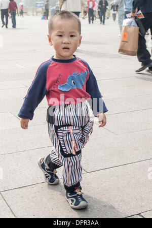 Beijing, Chine. 16 Oct, 2006. Un jeune garçon chinois promenades à travers la place Tienanmen à Pékin, capitale de la République populaire de Chine. © Arnold Drapkin/ZUMAPRESS.com/Alamy Live News Banque D'Images