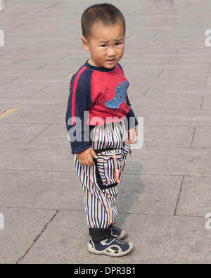 Beijing, Chine. 16 Oct, 2006. Un jeune garçon chinois se distingue de la Place Tienanmen à Pékin, capitale de la République populaire de Chine. © Arnold Drapkin/ZUMAPRESS.com/Alamy Live News Banque D'Images