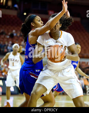 Austin, Texas, États-Unis. 15 Jan, 2014. 15 janvier 2014 : Texas longhorns Nneka Enemkpali # 03 en action au cours de la Basket-ball match entre le Kansas Jayhawks au Frank Erwin Center à Austin TX. © csm/Alamy Live News Banque D'Images