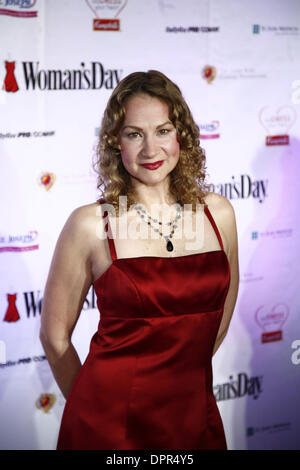 Feb 11, 2009 - New York, New York, USA - Joan Osborne pendant les arrivées à la 6ème journée de la femme robe rouge Prix. (Crédit Image : © Aviv petit/ZUMA Press) Banque D'Images