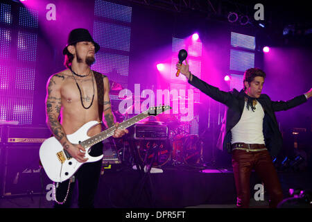 Mar 20, 2009 - Austin, Texas - le chanteur Perry Farrell et le guitariste Dave Navarro de Jane's Addiction' 'l'exécution à la Playboy partie lors de SXSW 2009 - Jour 3. (Crédit Image : © Aviv petit/ZUMA Press) Banque D'Images