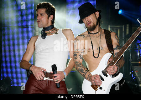 Mar 20, 2009 - Austin, Texas - le chanteur Perry Farrell et le guitariste Dave Navarro de Jane's Addiction' 'l'exécution à la Playboy partie lors de SXSW 2009 - Jour 3. (Crédit Image : © Aviv petit/ZUMA Press) Banque D'Images