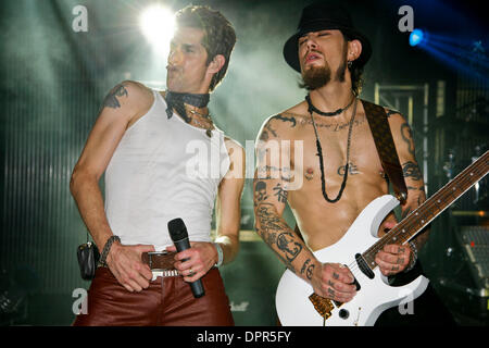 Mar 20, 2009 - Austin, Texas - le chanteur Perry Farrell et le guitariste Dave Navarro de Jane's Addiction' 'l'exécution à la Playboy partie lors de SXSW 2009 - Jour 3. (Crédit Image : © Aviv petit/ZUMA Press) Banque D'Images