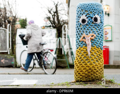 Hanovre, Allemagne. 15 Jan, 2014. Publiez une rue est couverte de pulls à Hanovre, Allemagne, 15 janvier 2014. Un groupe très diversifié, les artistes créent street art dans l'espace public employant diverses techniques et des formes artistiques. Photo : JULIAN STRATENSCHULTE/dpa/Alamy Live News Banque D'Images