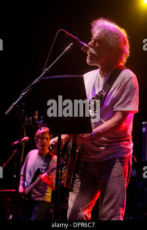 Apr 28, 2009 - E. Rutherford, New Jersey, USA - (LtoR) PHIL LESH à la basse et BOB WEIR de 'la mort' d'effectuer au cours de l'sold out show à l'Izod Center dans E. Rutherford. (Crédit Image : © Aviv petit/ZUMA Press) Banque D'Images