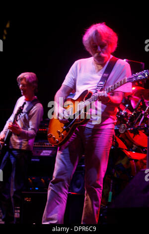 Apr 28, 2009 - E. Rutherford, New Jersey, USA - (LtoR) PHIL LESH à la basse et BOB WEIR de 'la mort' d'effectuer au cours de l'sold out show à l'Izod Center dans E. Rutherford. (Crédit Image : © Aviv petit/ZUMA Press) Banque D'Images