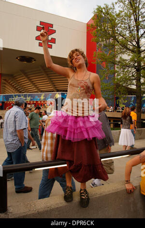 Apr 28, 2009 - E. Rutherford, New Jersey, USA - Fans dans 'J'ai besoin d'un miracle' mode dans l'espoir de trouver un billet pour le spectacle à guichets fermés. 'La mort' effectué à l'Izod Center dans E. Rutherford. (Crédit Image : © Aviv petit/ZUMA Press) Banque D'Images