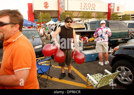 Apr 28, 2009 - E. Rutherford, New Jersey, USA - Fans et la scène au village, le red balloons contenir C02 C'est-à-dire, en dehors de la whippets vendu dehors les morts montrent à l'Izod Center dans E. Rutherford (Image Crédit : © Aviv petit/ZUMA Press) Banque D'Images