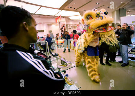 Jan 25, 2009 - Macao, Chine - un groupe effectue une danse du dragon à travers un centre commercial pour apporter la bonne chance et de bénédictions dans la nouvelle année à Tsim Tsa Chui, Hong Kong. Les danses du dragon sont un élément intégral de la fête du Nouvel An chinois. En Chine, le dragon est tenu en haute estime pour ses pouvoirs surnaturels, la bonté, la fertilité, la vigilance et l'équilibre. (Crédit Image : © Afton Almaraz/ZUMA Prés Banque D'Images