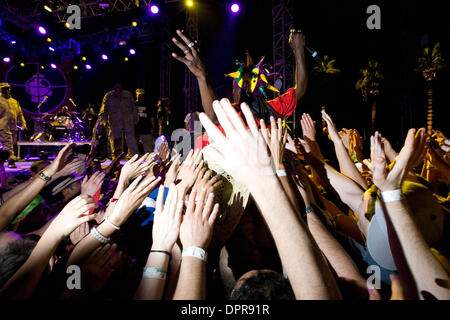 Apr 19, 2009 - Indio, California, USA - chanteurs de Rap et Chuck D de PUBLIC ENEMY AROMATISÉ SAVEUR effectue live (crédit Image : © Jason Murray/A-Frame/ZUMAPRESS.com) Banque D'Images