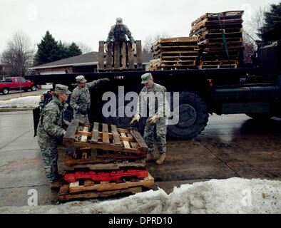 23 mars 2009 - Fargo, Dakota du Nord, Dakota du Nord - USA les troupes de la Garde nationale d'armée enlever les palettes vides de River Shore Drive. Les écoles secondaires et les universités dans la région Fargo-Moorhead cours annulés et a encouragé les étudiants à aider avec les efforts de lutte contre les inondations. La rivière Rouge le long de la frontière du Minnesota et du Dakota du Nord, est attendu à Crest à ou près des niveaux record dans le com Banque D'Images