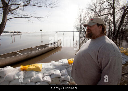 Mar 29, 2009 - Hendrum, Minnesota, USA - VIRGIL MCKAY'S Hendrum, Minnesota home est entouré par les eaux de crue et de cinq pompes sont maintenant des fuites au bay. Bien que le niveau de la rivière Rouge est lentement tomber dans Fargo, S.D. et Moorhead, Minnesota, il continue d'augmenter dans 30 milles au nord de Hendrum. Dimanche a commencé à Hendrum tranquille mais avant midi les niveaux d'eau dans la rivière Rouge était passé dramatica Banque D'Images