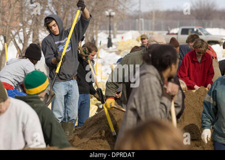 Mar 29, 2009 - Hendrum, Minnesota, USA - Des dizaines de volontaires de remplir des sacs de sable au milieu de la rue Main à Hendrum. Bien que le niveau de la rivière Rouge est lentement tomber dans Fargo, S.D. et Moorhead, Minnesota, il continue d'augmenter dans 30 milles au nord de Hendrum. Dimanche a commencé à Hendrum tranquille mais avant midi les niveaux d'eau dans la rivière Rouge a augmenté de manière spectaculaire. (Crédit Image : © Dave Ar Banque D'Images