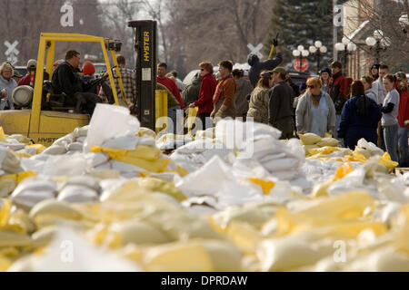 Mar 29, 2009 - Hendrum, Minnesota, USA - Des dizaines de volontaires de remplir des sacs de sable au milieu de la rue Main à Hendrum. Bien que le niveau de la rivière Rouge est lentement tomber dans Fargo, S.D. et Moorhead, Minnesota, il continue d'augmenter dans 30 milles au nord de Hendrum. Dimanche a commencé à Hendrum tranquille mais avant midi les niveaux d'eau dans la rivière Rouge a augmenté de manière spectaculaire. (Crédit Image : © Dave Ar Banque D'Images