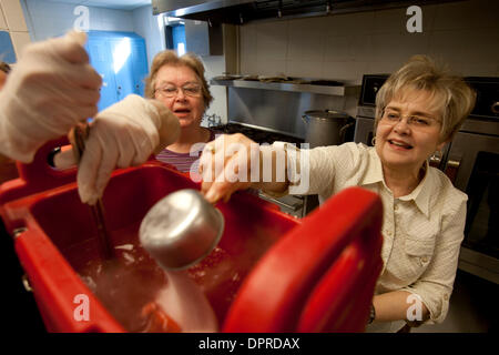 Mar 29, 2009 - Hendrum, Minnesota, USA - BEV KOLNESS, droite, et Marlene HETLAND mélanger un lot de limonade pour les bénévoles de lutte contre les inondations dans la cuisine de l'Hendrum. Bien que le niveau de la rivière Rouge est lentement tomber dans Fargo, S.D. et Moorhead, Minnesota, il continue d'augmenter dans 30 milles au nord de Hendrum. Dimanche a commencé à Hendrum tranquille mais avant midi les niveaux d'eau dans la rivière Rouge Banque D'Images