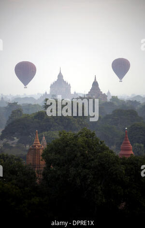 Bagan, Myanmar. 15 Jan, 2014. Les temples sont vus à l'ancienne cité de Bagan à Mandalay, Myanmar région, 15 janvier 2014. Bagan, qui était comme une ancienne capitale du 11 au 13 siècles et centre bouddhiste avec environ 10 000 pagodes et de structures religieuses étend de plus de 80 kilomètres carrés, avec plus de 2 000 maintenant reste les ruines. Credit : U Aung/Xinhua/Alamy Live News Banque D'Images