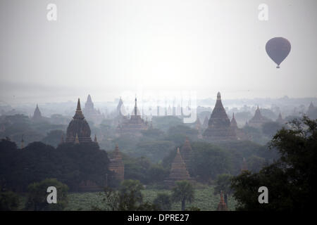 Bagan, Myanmar. 15 Jan, 2014. Les temples sont vus à l'ancienne cité de Bagan à Mandalay, Myanmar région, 15 janvier 2014. Bagan, qui était comme une ancienne capitale du 11 au 13 siècles et centre bouddhiste avec environ 10 000 pagodes et de structures religieuses étend de plus de 80 kilomètres carrés, avec plus de 2 000 maintenant reste les ruines. Credit : U Aung/Xinhua/Alamy Live News Banque D'Images