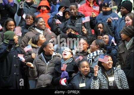 Jan 20, 2009 - Manhattan, New York, USA - La Bourse de New York célèbre l'inauguration de président élu Barack Obama en tant que 44e Président de la sonnerie de la cloche d'ouverture sur les marches de l'hôtel de gouvernement fédéral - l'emplacement de la première inauguration - avec des enfants des écoles locales, rejoint par des représentants de l'Alliance du centre-ville et du Parc National de service. (Crédit Image : Banque D'Images