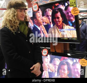 Jan 20, 2009 - Manhattan, New York, USA - Les gens regardent l'Inauguration du Président-élu Barack Obama en tant que 44e Président sur des téléviseurs au P.C. Richard & Son sur la 14e Rue à Union Square. (Crédit Image : Â© Bryan Smith/ZUMA Press) RESTRICTIONS : * New York * hors droits Journaux Banque D'Images