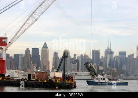 Jan 23, 2009 - Manhattan, New York, USA - comme l'US Army Corps of Engineers assurent la garde sur le DCV Hayward comme Semaines ascenseurs Marine le moteur gauche du vol 1549 d'US Airways à partir du milieu de la rivière Hudson cet après-midi. Vol 1549 d'US Airways s'est écrasé a atterri dans la rivière Hudson jeudi dernier. (Crédit Image : Â© Bryan Smith/ZUMA Press) RESTRICTIONS : * New York City Journaux Banque D'Images