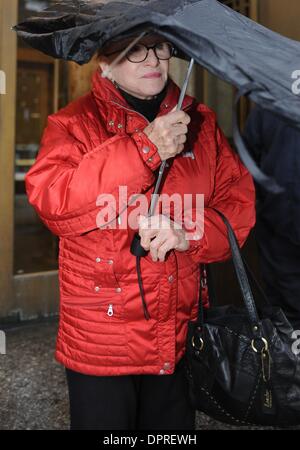 28 janv. 2009 - Manhattan, New York, USA - ZDENKA MILLER, également connu sous le nom de ZDENKA KRAL, quitte la cour pénale de Manhattan à la suite d'une audience. En décembre 2008, Harry B. Miller, deux fois gagnante Emmy-scénographe pour l'opéra de savon 'lumière' a été frappé à la tête avec une poêle et d'un marteau dans une querelle avec sa vieille épouse, ont déclaré des sources de l'application de la loi. Miller, 84, ou en pointillés Banque D'Images