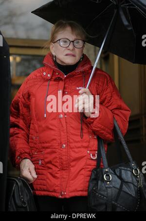 28 janv. 2009 - Manhattan, New York, USA - ZDENKA MILLER, également connu sous le nom de ZDENKA KRAL, quitte la cour pénale de Manhattan à la suite d'une audience. En décembre 2008, Harry B. Miller, deux fois gagnante Emmy-scénographe pour l'opéra de savon 'lumière' a été frappé à la tête avec une poêle et d'un marteau dans une querelle avec sa vieille épouse, ont déclaré des sources de l'application de la loi. Miller, 84, ou en pointillés Banque D'Images