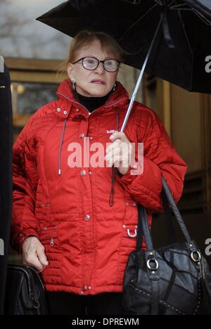 28 janv. 2009 - Manhattan, New York, USA - ZDENKA MILLER, également connu sous le nom de ZDENKA KRAL, quitte la cour pénale de Manhattan à la suite d'une audience. En décembre 2008, Harry B. Miller, deux fois gagnante Emmy-scénographe pour l'opéra de savon 'lumière' a été frappé à la tête avec une poêle et d'un marteau dans une querelle avec sa vieille épouse, ont déclaré des sources de l'application de la loi. Miller, 84, ou en pointillés Banque D'Images