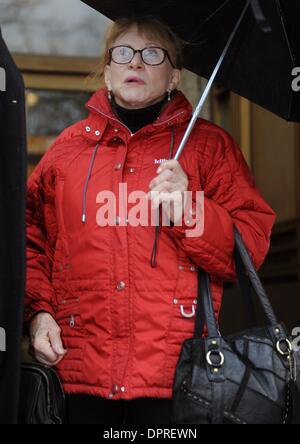 28 janv. 2009 - Manhattan, New York, USA - ZDENKA MILLER, également connu sous le nom de ZDENKA KRAL, quitte la cour pénale de Manhattan à la suite d'une audience. En décembre 2008, Harry B. Miller, deux fois gagnante Emmy-scénographe pour l'opéra de savon 'lumière' a été frappé à la tête avec une poêle et d'un marteau dans une querelle avec sa vieille épouse, ont déclaré des sources de l'application de la loi. Miller, 84, ou en pointillés Banque D'Images