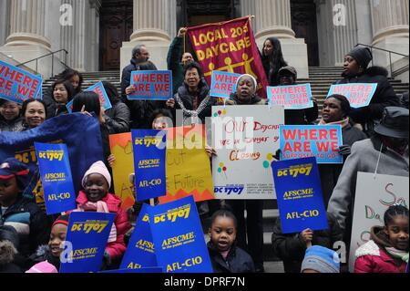 Feb 10, 2009 - Manhattan, New York, USA - Ville Councilmember Bill De Blasio rallyes parents et enfants sur les marches du ministère de l'éducation en tant qu'il exige des réponses de la ville où plus de 3 000 cinq ans face à la dépose du système de garderie sera déplacé dans l'année scolaire à venir. Après avoir proposé un plan en novembre pour se déplacer de cinq ans enfants inscrits Banque D'Images