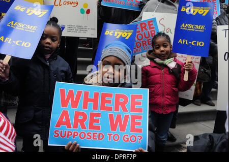 Feb 10, 2009 - Manhattan, New York, USA - Luthan 5, de Brooklyn avec un signe en tant que ville Councilmember Bill De Blasio rallyes parents et enfants sur les marches du ministère de l'éducation en tant qu'il exige des réponses de la ville où plus de 3 000 cinq ans face à la dépose du système de garderie sera déplacé dans l'année scolaire à venir. Après avoir proposé un plan en novembre pour Banque D'Images