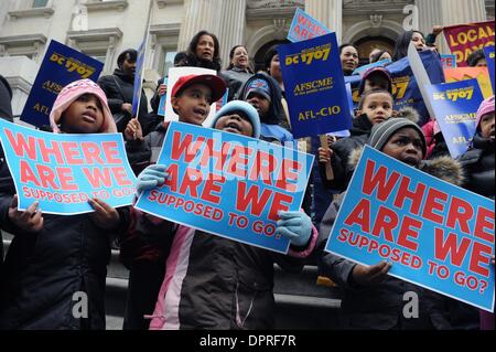 Feb 10, 2009 - Manhattan, New York, USA - Zahira, Cynthia 6, 5 et 5, tous les Jettle, de Brooklyn avec des signes comme ville Councilmember Bill De Blasio rallyes parents et enfants sur les marches du ministère de l'éducation en tant qu'il exige des réponses de la ville où plus de 3 000 cinq ans face à la dépose du système de garderie sera déplacé dans l'année scolaire à venir. Après Banque D'Images