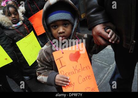 Feb 10, 2009 - Manhattan, New York, USA - Les enfants avec des signes de Breukelen Garde comme Councilmember Ville Bill De Blasio rallyes parents et enfants sur les marches du ministère de l'éducation en tant qu'il exige des réponses de la ville où plus de 3 000 cinq ans face à la dépose du système de garderie sera déplacé dans l'année scolaire à venir. Après avoir proposé un plan dans No Banque D'Images