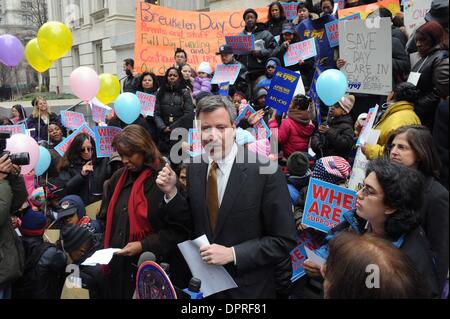 Feb 10, 2009 - Manhattan, New York, USA - Ville Councilmember BILL DE BLASIO rallyes parents et enfants sur les marches du ministère de l'éducation en tant qu'il exige des réponses de la ville où plus de 3 000 cinq ans face à la dépose du système de garderie sera déplacé dans l'année scolaire à venir. Après avoir proposé un plan en novembre pour se déplacer de cinq ans enfants inscrits Banque D'Images