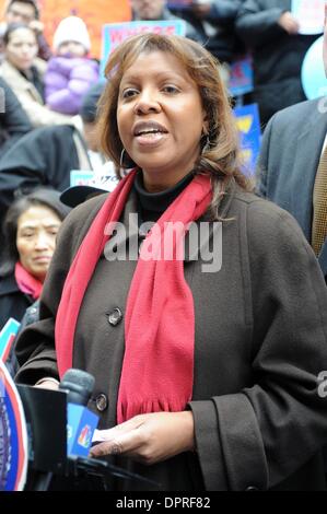 Feb 10, 2009 - Manhattan, New York, USA - Councilmember LETITIA JAMES parle comme ville Councilmember Bill De Blasio rallyes parents et enfants sur les marches du ministère de l'éducation en tant qu'il exige des réponses de la ville où plus de 3 000 cinq ans face à la dépose du système de garderie sera déplacé dans l'année scolaire à venir. Après avoir proposé un plan en novembre pour Banque D'Images