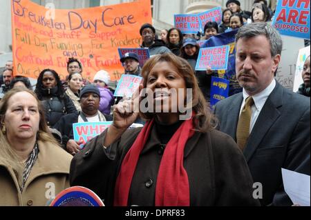 Feb 10, 2009 - Manhattan, New York, USA - Councilmember LETITIA JAMES parle comme ville Councilmember Bill De Blasio rallyes parents et enfants sur les marches du ministère de l'éducation en tant qu'il exige des réponses de la ville où plus de 3 000 cinq ans face à la dépose du système de garderie sera déplacé dans l'année scolaire à venir. Après avoir proposé un plan en novembre pour Banque D'Images