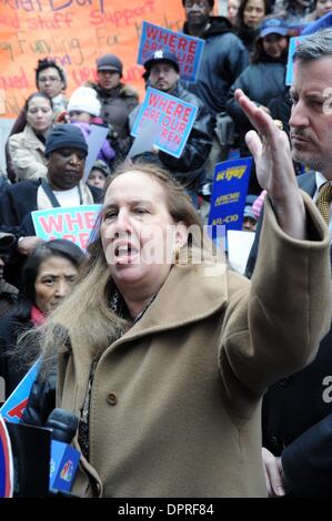 Feb 10, 2009 - Manhattan, New York, USA - Councilmember GALE BREWER parle comme ville Councilmember Bill De Blasio rallyes parents et enfants sur les marches du ministère de l'éducation en tant qu'il exige des réponses de la ville où plus de 3 000 cinq ans face à la dépose du système de garderie sera déplacé dans l'année scolaire à venir. Après avoir proposé un plan en novembre pour m Banque D'Images