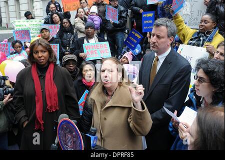 Feb 10, 2009 - Manhattan, New York, USA - Councilmember GALE BREWER parle comme ville Councilmember Bill De Blasio rallyes parents et enfants sur les marches du ministère de l'éducation en tant qu'il exige des réponses de la ville où plus de 3 000 cinq ans face à la dépose du système de garderie sera déplacé dans l'année scolaire à venir. Après avoir proposé un plan en novembre pour m Banque D'Images