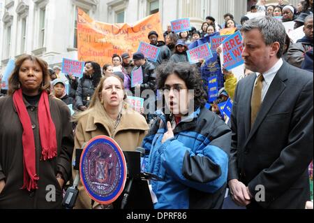 Feb 10, 2009 - Manhattan, New York, USA - Parent Laurie Bernstein de Queens parle comme ville Councilmember Bill De Blasio rallyes parents et enfants sur les marches du ministère de l'éducation en tant qu'il exige des réponses de la ville où plus de 3 000 cinq ans face à la dépose du système de garderie sera déplacé dans l'année scolaire à venir. Après avoir proposé un plan en novem Banque D'Images