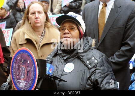 Feb 10, 2009 - Manhattan, New York, USA - MABEL Everett, président de la section locale 205 parle comme ville Councilmember Bill De Blasio rallyes parents et enfants sur les marches du ministère de l'éducation en tant qu'il exige des réponses de la ville où plus de 3 000 cinq ans face à la dépose du système de garderie sera déplacé dans l'année scolaire à venir. Après avoir proposé un plan en N Banque D'Images