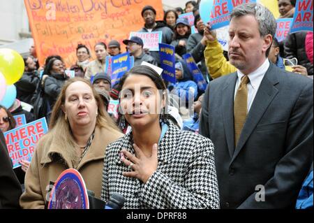 Feb 10, 2009 - Manhattan, New York, USA - Councilmember DIANA REYNA parle comme ville Councilmember Bill De Blasio rallyes parents et enfants sur les marches du ministère de l'éducation en tant qu'il exige des réponses de la ville où plus de 3 000 cinq ans face à la dépose du système de garderie sera déplacé dans l'année scolaire à venir. Après avoir proposé un plan en novembre pour m Banque D'Images