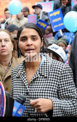 Feb 10, 2009 - Manhattan, New York, USA - Councilmember DIANA REYNA parle comme ville Councilmember Bill De Blasio rallyes parents et enfants sur les marches du ministère de l'éducation en tant qu'il exige des réponses de la ville où plus de 3 000 cinq ans face à la dépose du système de garderie sera déplacé dans l'année scolaire à venir. Après avoir proposé un plan en novembre pour m Banque D'Images