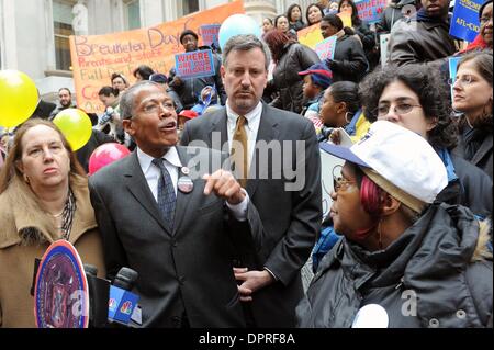 Feb 10, 2009 - Manhattan, New York, USA - Councilmember ROBERT JACKSON parle comme ville Councilmember Bill De Blasio rallyes parents et enfants sur les marches du ministère de l'éducation en tant qu'il exige des réponses de la ville où plus de 3 000 cinq ans face à la dépose du système de garderie sera déplacé dans l'année scolaire à venir. Après avoir proposé un plan en novembre t Banque D'Images