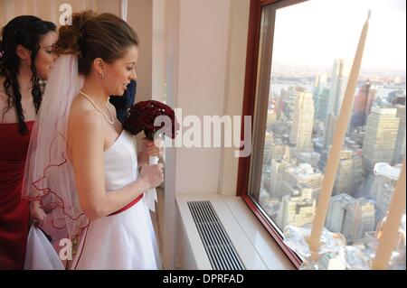 14 févr. 2009 - Manhattan, New York, USA - Heidi Landry avant son mariage avec Kevin Koski. Des couples échanger vœux à l'Empire State Building sur la Saint-Valentin. (Crédit Image : Â© Bryan Smith/ZUMA Press) RESTRICTIONS : * New York * hors droits Journaux Banque D'Images