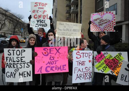 14 févr. 2009 - Manhattan, New York, USA - manifestation pour protester contre l'arrestation des hommes gay, près de la maison du maire Michael Bloomberg sur l'Upper East Side. (Crédit Image : Â© Bryan Smith/ZUMA Press) RESTRICTIONS : * New York * hors droits Journaux Banque D'Images