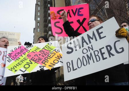 14 févr. 2009 - Manhattan, New York, USA - Andrew Velez de Manhattan est titulaire d'une inscription à une manifestation pour protester contre l'arrestation des hommes gay, près de la maison du maire Michael Bloomberg sur l'Upper East Side. (Crédit Image : Â© Bryan Smith/ZUMA Press) RESTRICTIONS : * New York * hors droits Journaux Banque D'Images