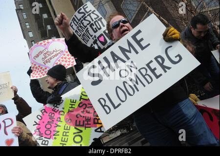 14 févr. 2009 - Manhattan, New York, USA - Andrew Velez de Manhattan est titulaire d'une inscription à une manifestation pour protester contre l'arrestation des hommes gay, près de la maison du maire Michael Bloomberg sur l'Upper East Side. (Crédit Image : Â© Bryan Smith/ZUMA Press) RESTRICTIONS : * New York * hors droits Journaux Banque D'Images