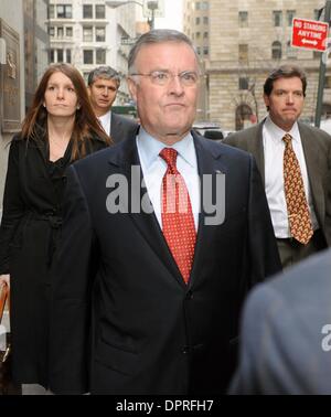 26 févr. 2009 - Manhattan, New York, USA - Kenneth D. Lewis, chef de la direction de Bank of America Corp. , arrive dans les bureaux du procureur général de New York Andrew Cuomo à témoigner dans une sonde de 3,6 milliards de dollars en primes versées à Merrill Lynch & Co. juste avant sa fusion avec la banque. (Crédit Image : Â© Bryan Smith/ZUMA Press) RESTRICTIONS : * New York City Droits des journaux Banque D'Images