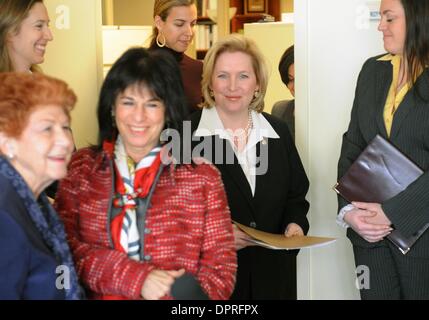 Mar 16, 2009 - Manhattan, New York, USA - Dans une conférence de presse dans les bureaux de filles inc. au 120 Wall Street Le Sénateur KIRSTEN GILLIBRAND se joint aux voix de premier plan pour les femmes à New York à la demande au Sénat sur le chèque de l'équité, la Loi sur le projet de loi prendrait des mesures cruciales pour aider à l'autonomisation des femmes à négocier pour l'égalité de rémunération et de renforcer les efforts de sensibilisation et d'application de la loi fédérale. (C Banque D'Images