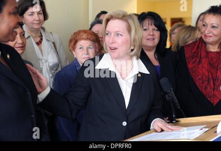 Mar 16, 2009 - Manhattan, New York, USA - Dans une conférence de presse dans les bureaux de filles inc. au 120 Wall Street Le Sénateur KIRSTEN GILLIBRAND se joint aux voix de premier plan pour les femmes à New York à la demande au Sénat sur le chèque de l'équité, la Loi sur le projet de loi prendrait des mesures cruciales pour aider à l'autonomisation des femmes à négocier pour l'égalité de rémunération et de renforcer les efforts de sensibilisation et d'application de la loi fédérale. (C Banque D'Images